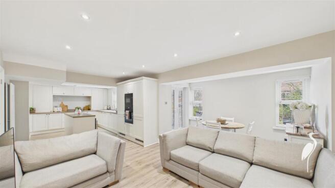 Open Plan Living/Dining & Kitchen Area