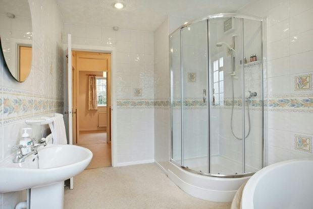 BATHROOM photo2
