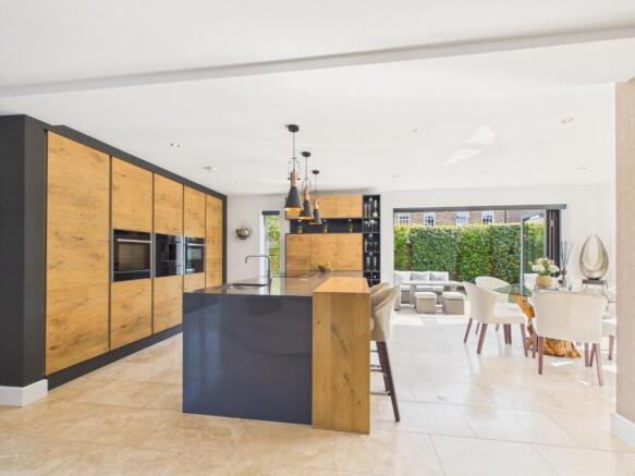 5 bed Detached for sale Image 4