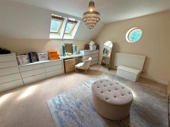 5 bed Detached to rent Image 8