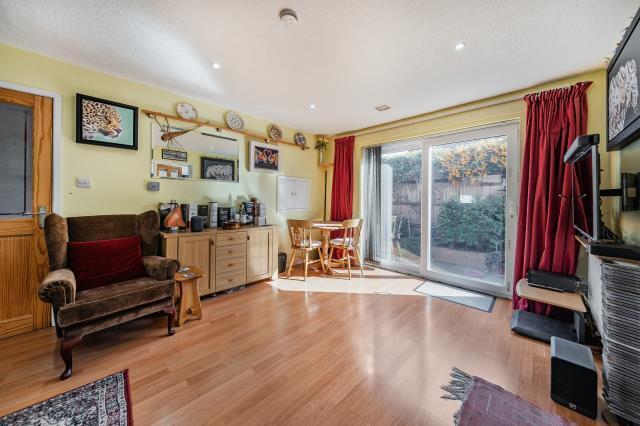 Rochfords Gardens, Slough photo 2