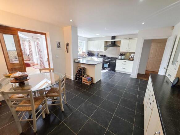 5 bed Detached for sale Image 12