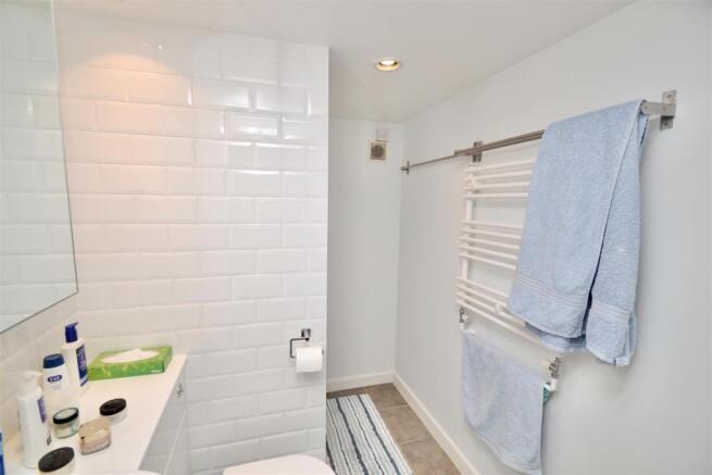EN-SUITE SHOWER ROOM