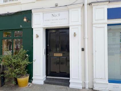 9 Market Place, Warwick - Superb Apartment