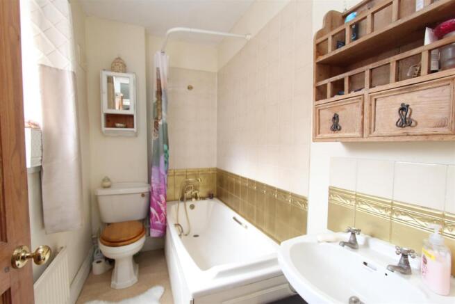 4 Spencer Ave bathroom.jpg
