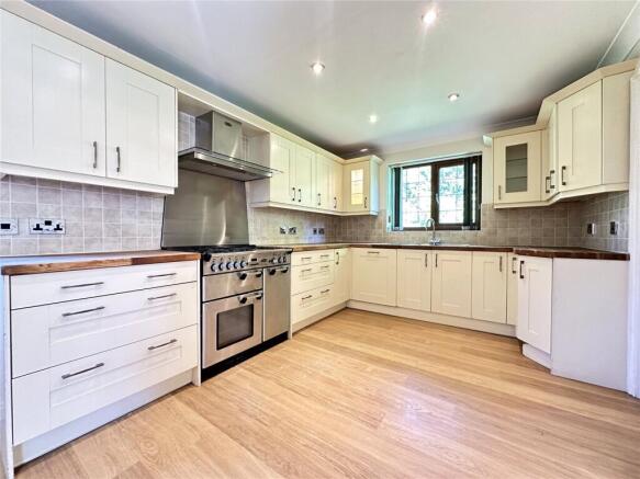 4 bed Detached to rent Image 4