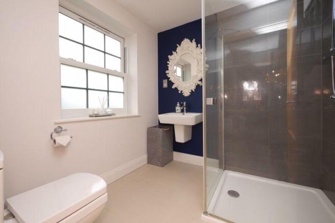 MASTER EN-SUITE