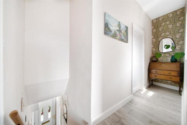 FIRST FLOOR LANDING
