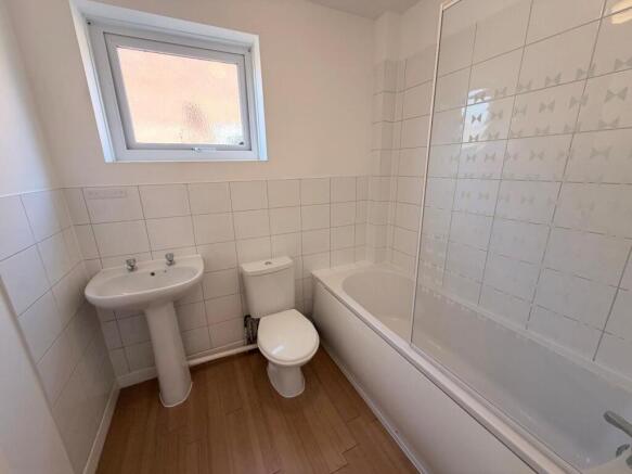 132 redhoave bathroom.jpg