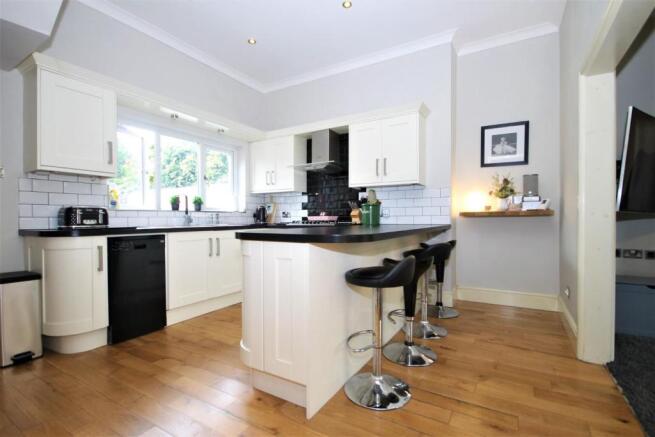 KITCHEN-BREAKFAST ROOM