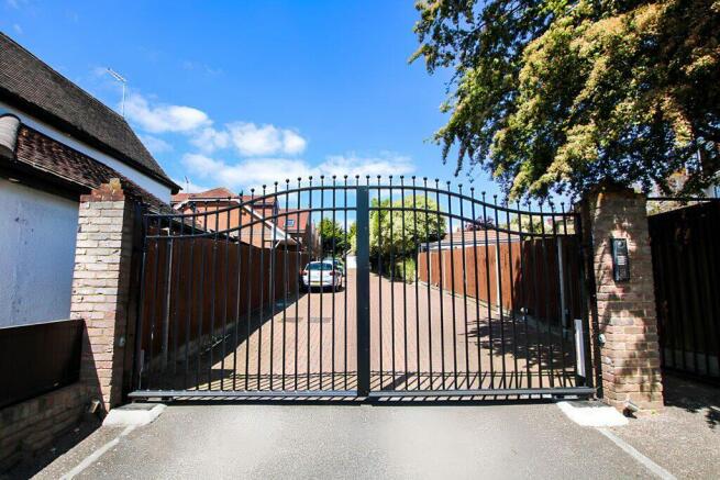 Hammondstreet Road - Front Gate and Driveway