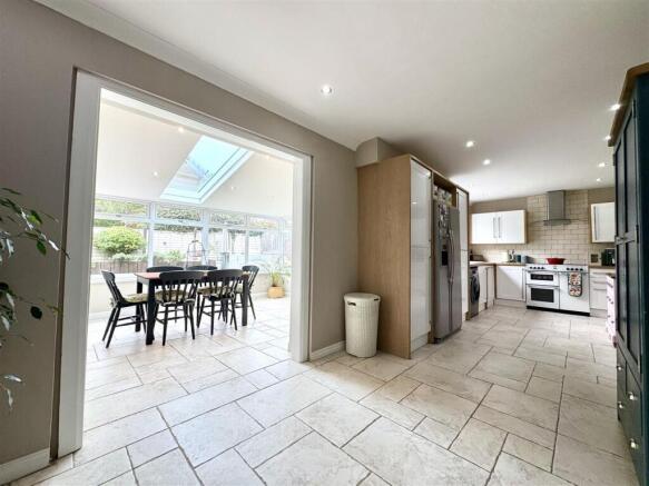 KITCHEN/DINING ROOM