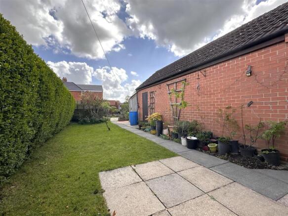 Well-Appointed Rear Garden 882