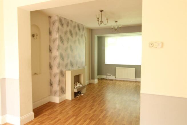 LOUNGE / DINING ROOM