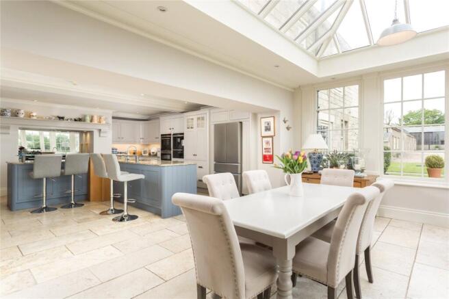 6 bed Detached for sale Image 7
