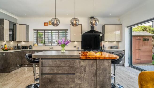 5 bed Detached for sale Image 4