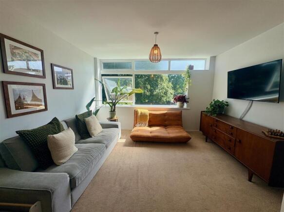 LIVING/DINING ROOM