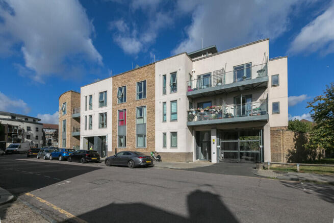 1-bed flat on Scotland Green, Tottenham, N17, £300,000
