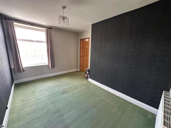 2 bed Terraced to rent Image 5