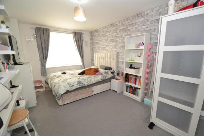4 bed Semi-Detached for sale Image 5