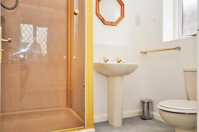 EN-SUITE SHOWER ROOM
