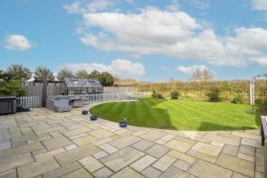 2, Fitkins Meadow, Aylesbury HP22 5YG