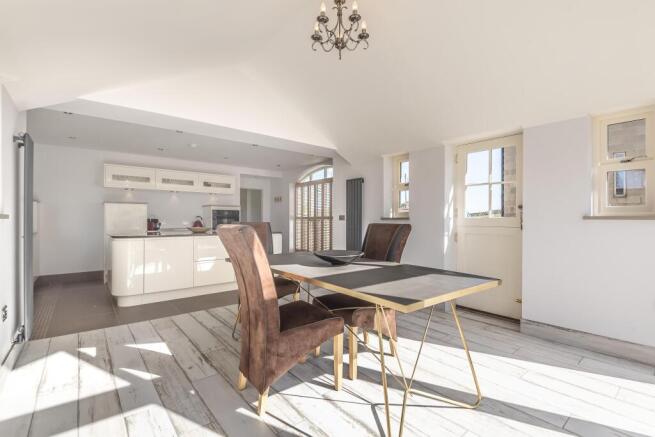 4 bed House to rent Image 6