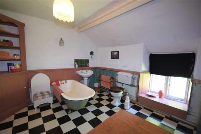Spacious Bathroom