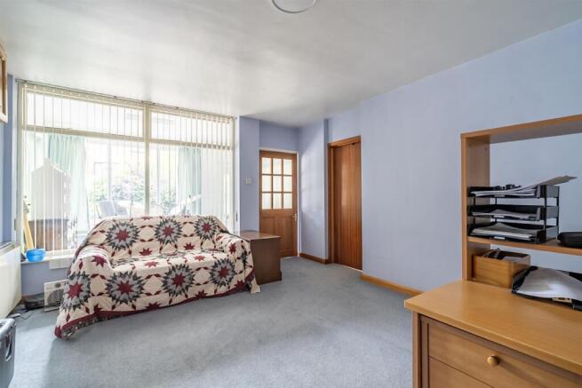 5 bed Detached for sale Image 11