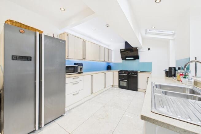 5 bed Detached for sale Image 9