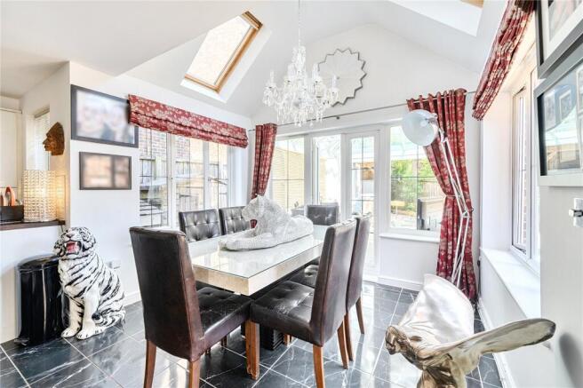 5 bed Detached for sale Image 4