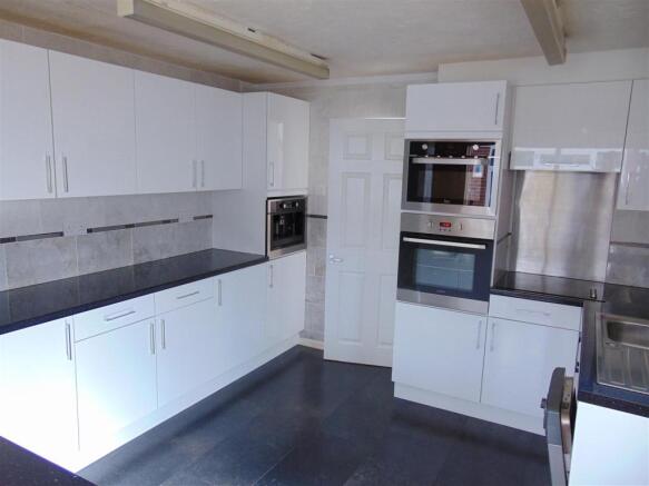 LUXURY FITTED KITCHE