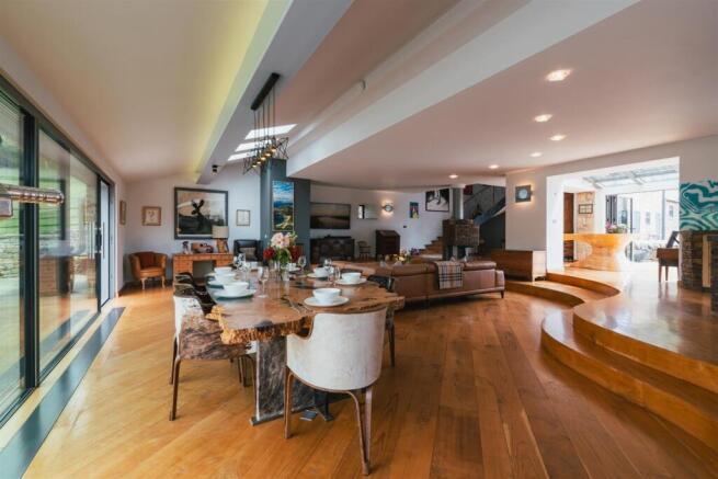 6 bed Detached for sale Image 7