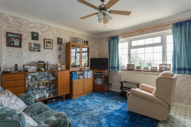 6 Leacroft Close5.jpg