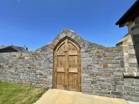 G Capel gate.jpg