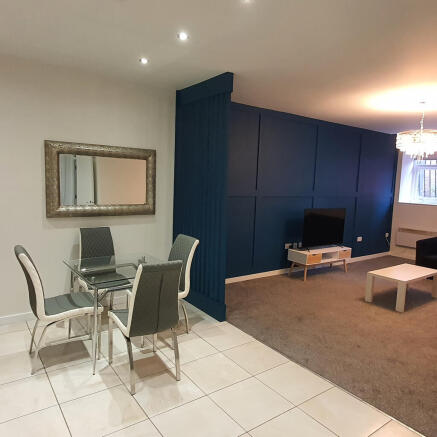 2 bed Apartment to rent Image 4