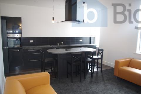 8 bed Terraced to rent Image 8