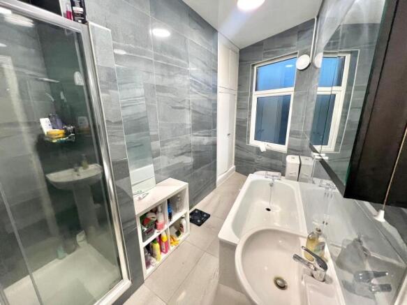 3 bed Flat to rent Image 6