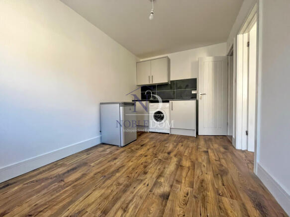SELF-CONTAINED STUDIO FLAT IN SLOUGH