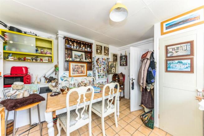 Kitchen2.jpg
