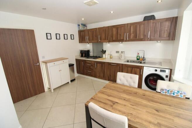 4 bed Semi-Detached for sale Image 4