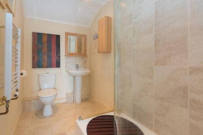 En-suite showe...