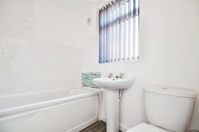 4 bed House to rent Image 6