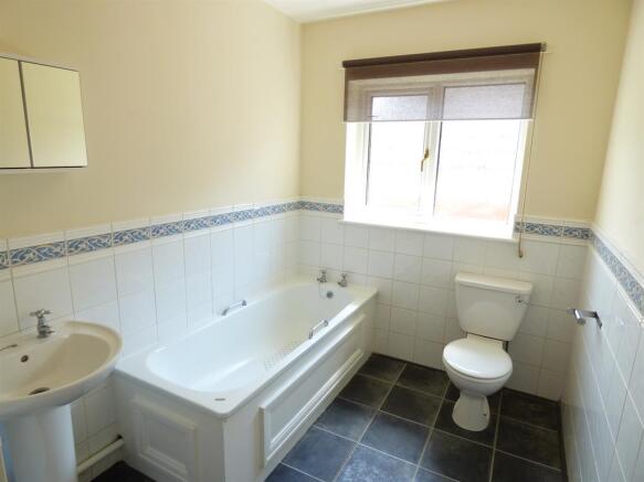 3 bed Detached Bungalow to rent Image 9
