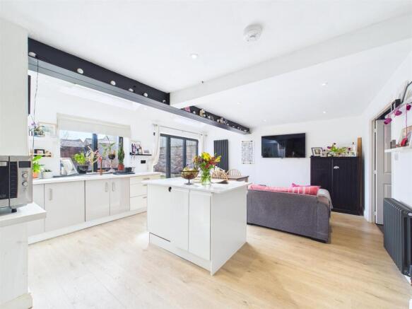 4 bed Detached for sale Image 6