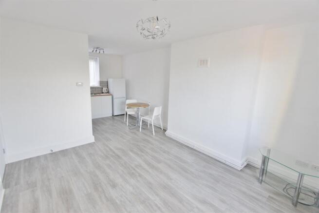 2 bed Flat to rent Image 5