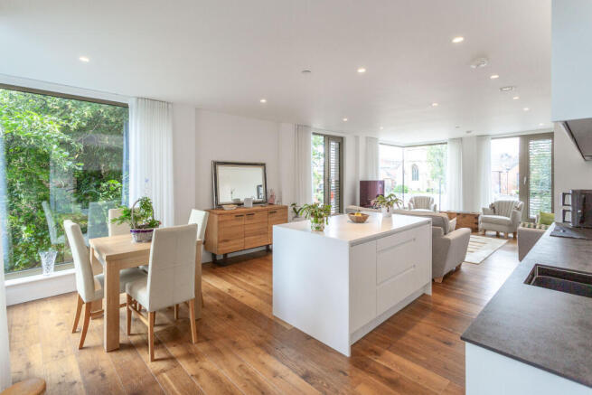 3 bed Apartment for sale Image 6