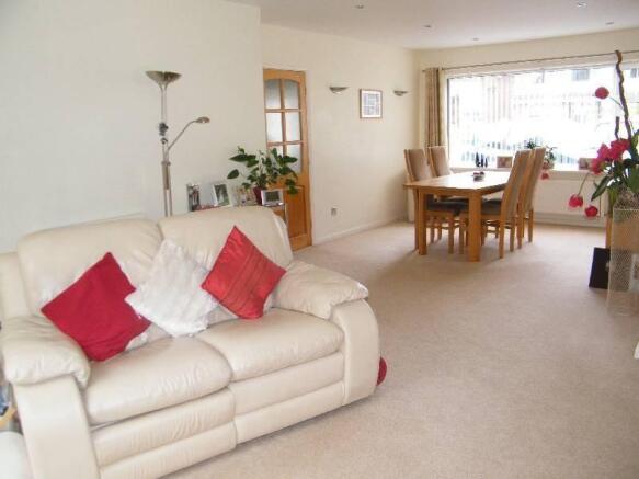 Lounge/Dining Area