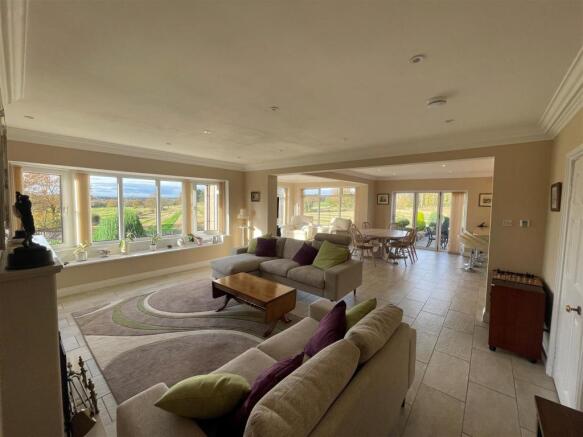 OPEN PLAN LOUNGE