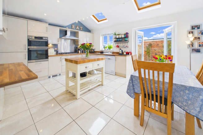 KITCHEN/BREAKFAST ROOM